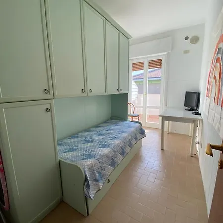 Lovely 2-bedroom 2 Min Walk From The Beach Apartment