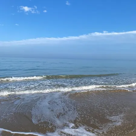 Lovely 2-bedroom 2 Min Walk From The Beach Apartment